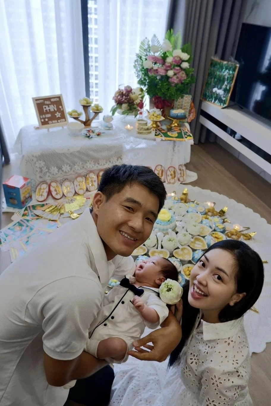 Tiền đạo Hà Đức Chinh khoe ảnh con trai ngày đầy tháng Tiền đạo Hà Đức Chinh khoe ảnh con trai ngày đầy tháng