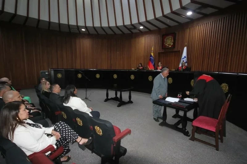 Tình hình Venezuela: Tòa án tối cao triệu tập tất cả ứng cử viên từng tham gia tranh cử tổng thống, quân đội khẳng định trung thành với ông Maduro Tình hình Venezuela: Tòa án tối cao triệu tập tất cả ứng cử viên từng tham gia tranh cử tổng thống, quân đội khẳng định trung thành với ông Maduro