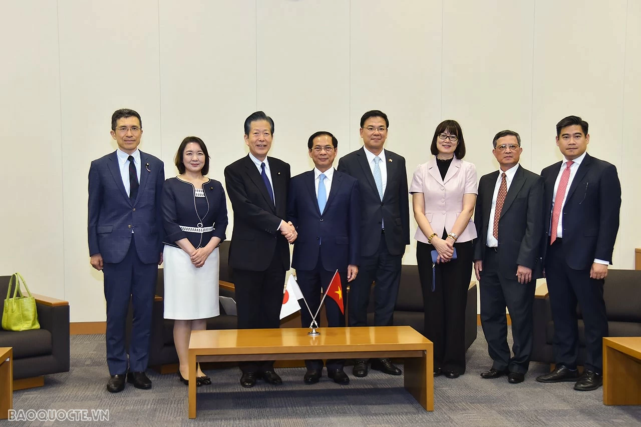 Ngày 7/8, Bộ trưởng Ngoại giao Bùi Thanh Sơn đã có các cuộc tiếp Chủ tịch đảng Công Minh Yamaguchi Natsuo. (Ảnh: Tuấn Anh) Ngày 7/8, Bộ trưởng Ngoại giao Bùi Thanh Sơn đã có các cuộc tiếp Chủ tịch đảng Công Minh Yamaguchi Natsuo. (Ảnh: Tuấn Anh)