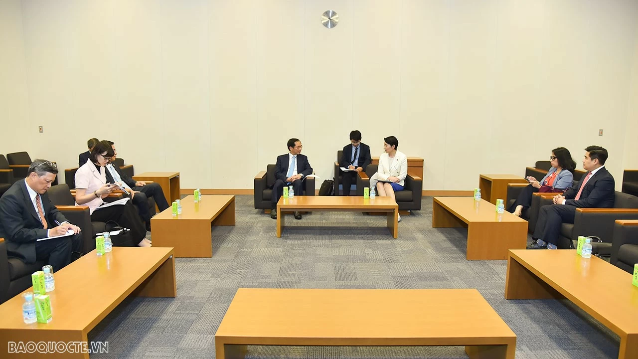 Ngày 7/8, Bộ trưởng Ngoại giao Bùi Thanh Sơn tiếp đại diện ban lãnh đạo Liên minh Nghị sỹ hữu nghị Nhật-Việt, Trưởng Ban bầu cử đảng Dân chủ Tự do Obuchi Yuko. (Ảnh: Tuấn Anh) Ngày 7/8, Bộ trưởng Ngoại giao Bùi Thanh Sơn tiếp đại diện ban lãnh đạo Liên minh Nghị sỹ hữu nghị Nhật-Việt, Trưởng Ban bầu cử đảng Dân chủ Tự do Obuchi Yuko. (Ảnh: Tuấn Anh)