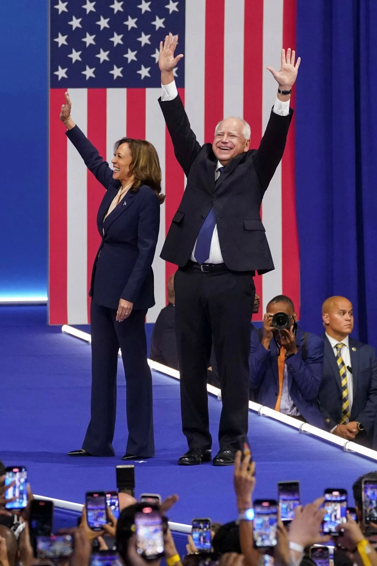 Bầu cử Tổng thống Mỹ: Bộ đôi Kamala Harris và Tim Walz khởi động chiến dịch tranh cử ở Philadelphia Bầu cử Tổng thống Mỹ: Bộ đôi Kamala Harris và Tim Walz khởi động chiến dịch tranh cử ở Philadelphia