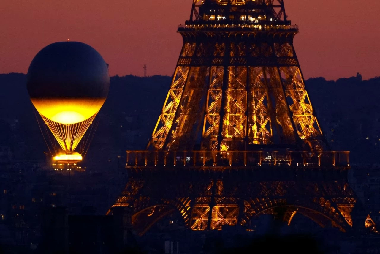 Hình ảnh vạc giữ lửa Olympic thắp sáng trên bầu trời Paris mỗi đêm Hình ảnh vạc giữ lửa Olympic thắp sáng trên bầu trời Paris mỗi đêm