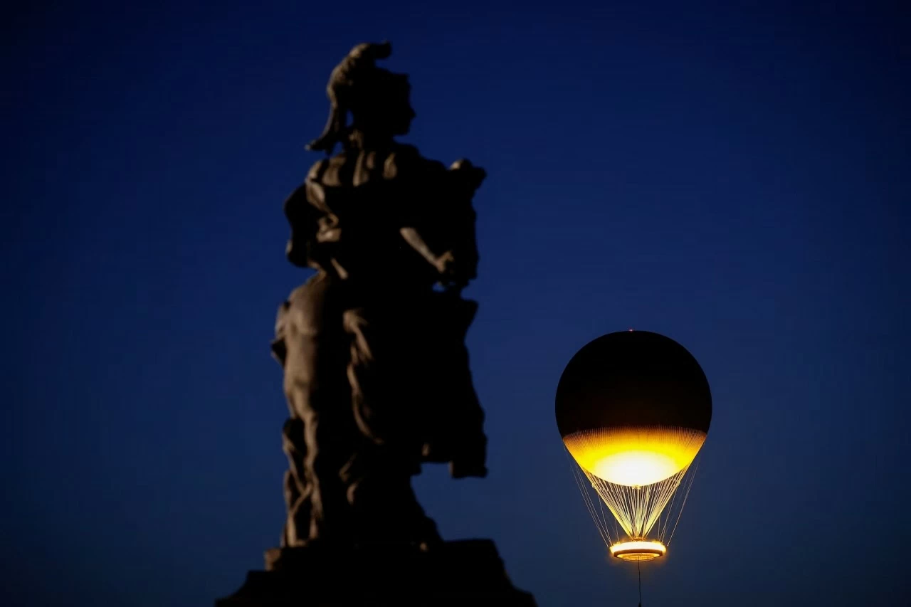 Hình ảnh vạc giữ lửa Olympic thắp sáng trên bầu trời Paris mỗi đêm Hình ảnh vạc giữ lửa Olympic thắp sáng trên bầu trời Paris mỗi đêm