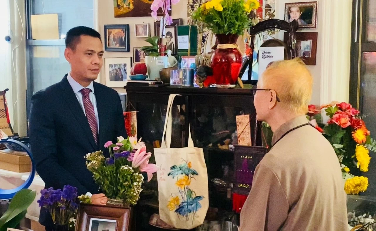 Đại sứ Đặng Hoàng Giang chia buồn với TS Ngô Thanh Nhàn, chồng bà Merle Ratner về Việt Nam Đại sứ Đặng Hoàng Giang chia buồn với TS Ngô Thanh Nhàn, chồng bà Merle Ratner về Việt Nam