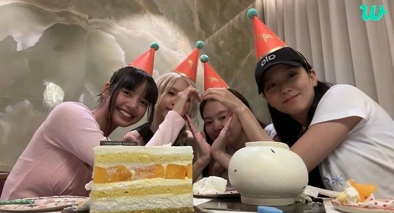 Bốn thành viên nhóm nhạc nữ BlackPink thổi nến, mừng 8 năm ngày thành lập. (Nguồn: Instagram) Bốn thành viên nhóm nhạc nữ BlackPink thổi nến, mừng 8 năm ngày thành lập. (Nguồn: Instagram)