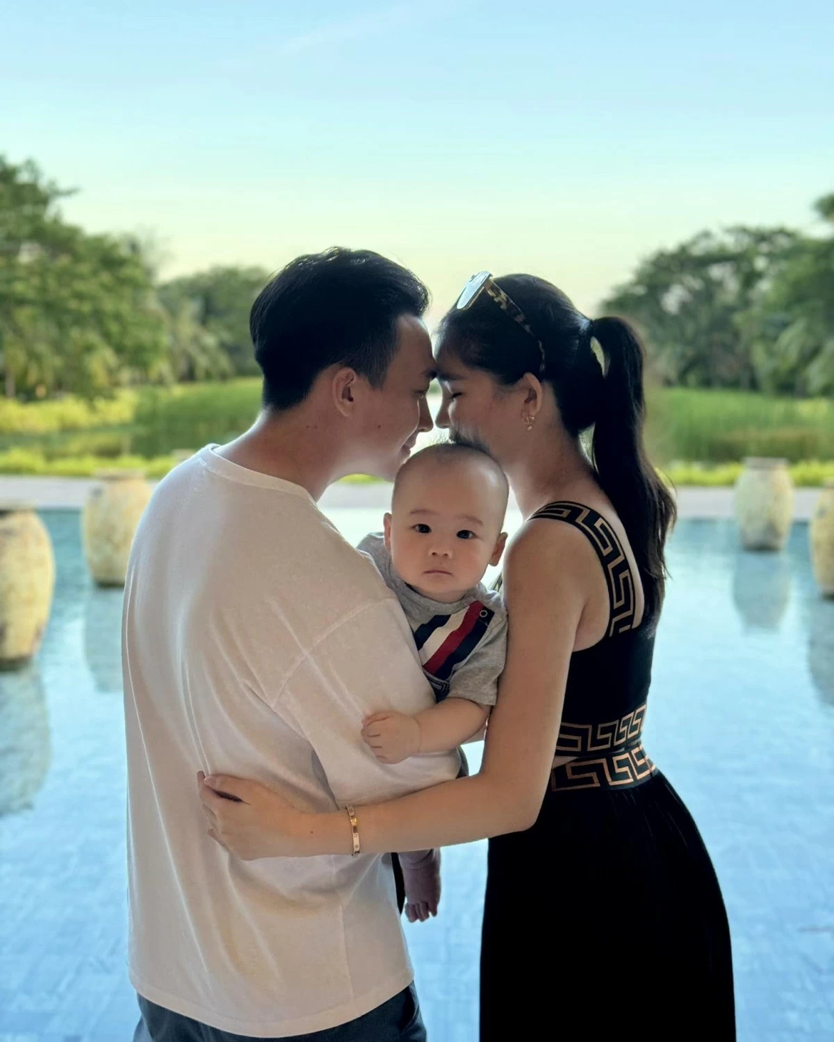 Hoa hậu Lê Âu Ngân Anh cho biết, đây là kỳ nghỉ đầu tiên của cô với ông xã Tô Ny và con trai TiNo. Họ lựa chọn một resort ở Hồ Tràm, Vũng Tàu để tận hưởng những ngày Hè. Trong chuyến đi, Hoa hậu tranh thủ chụp hình khoe dáng cùng nhiều kiểu đồ gợi cảm. Hoa hậu Lê Âu Ngân Anh cho biết, đây là kỳ nghỉ đầu tiên của cô với ông xã Tô Ny và con trai TiNo. Họ lựa chọn một resort ở Hồ Tràm, Vũng Tàu để tận hưởng những ngày Hè. Trong chuyến đi, Hoa hậu tranh thủ chụp hình khoe dáng cùng nhiều kiểu đồ gợi cảm.