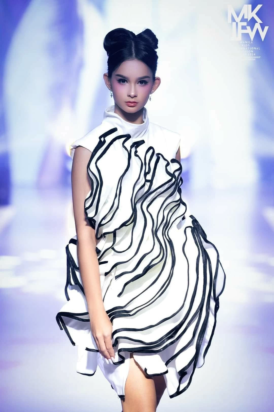 Diana Kim với thần thái cuốn hút trong trang phục của NTK Den Nguyễn. Diana Kim với thần thái cuốn hút trong trang phục của NTK Den Nguyễn.