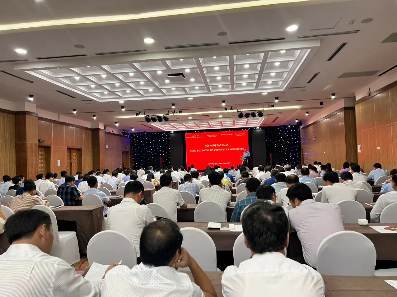 Toàn cảnh Hội nghị tập huấn công tác thông tin đối ngoại và nhân quyền năm 2024 cho lãnh đạo, cán bộ tại 15 tỉnh, thành phố thuộc khu vực Bắc Trung Bộ, duyên hải Trung Bộ và Tây Nguyên. Toàn cảnh Hội nghị tập huấn công tác thông tin đối ngoại và nhân quyền năm 2024 cho lãnh đạo, cán bộ tại 15 tỉnh, thành phố thuộc khu vực Bắc Trung Bộ, duyên hải Trung Bộ và Tây Nguyên.