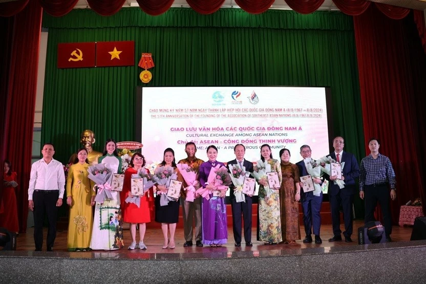 Hoa hậu Nguyễn Thanh Hà đồng hành cùng Ngày hội giao lưu văn hóa các Quốc gia Đông Nam Á Hoa hậu Nguyễn Thanh Hà đồng hành cùng Ngày hội giao lưu văn hóa các Quốc gia Đông Nam Á