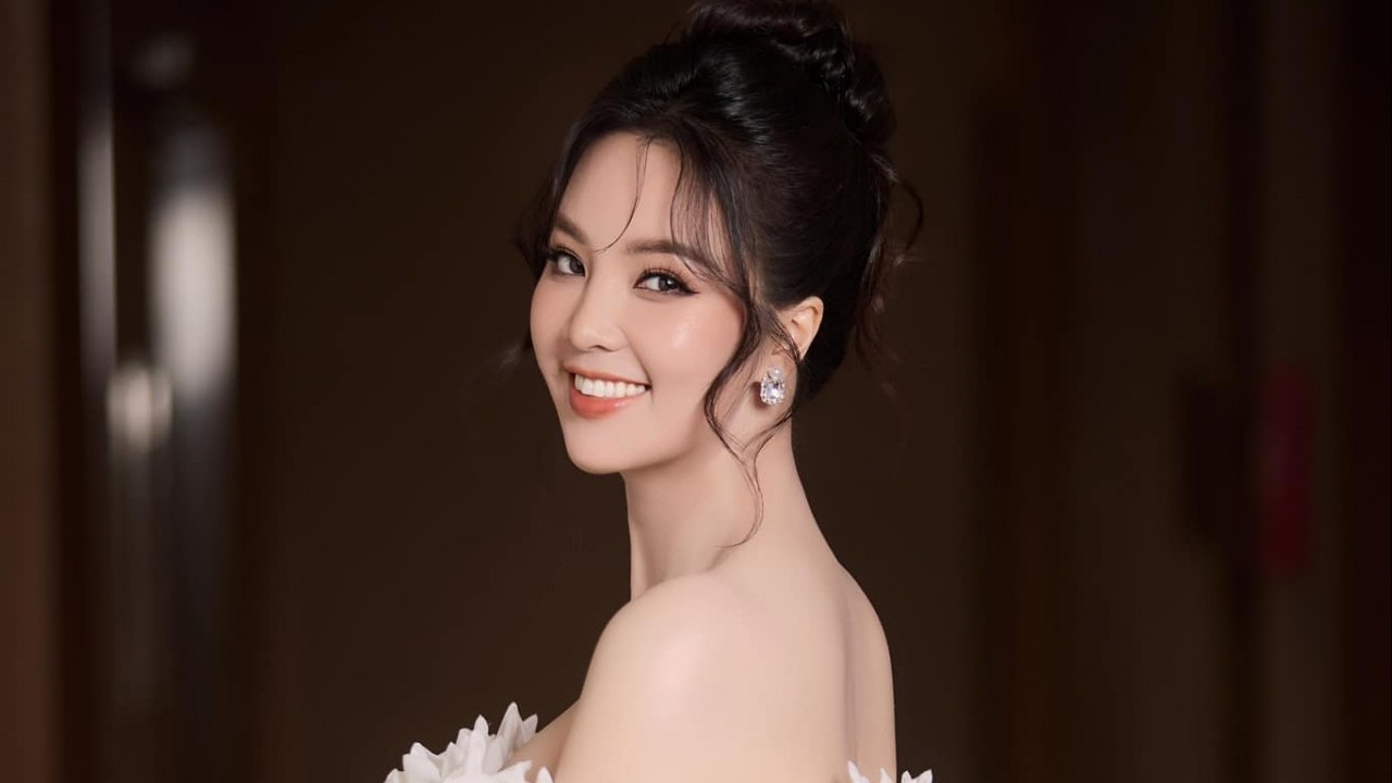 Á hậu Thụy Vân đẹp như nàng thơ