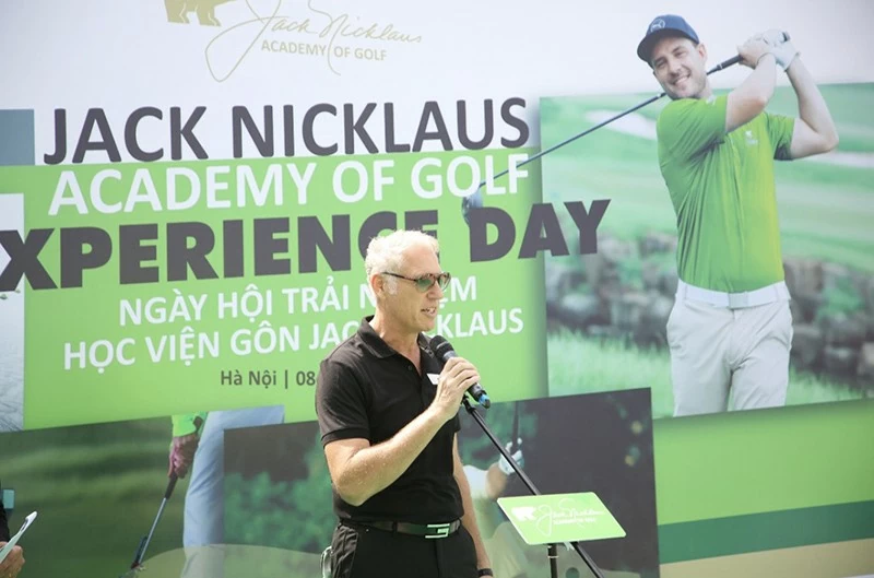Ông Mark Reeves, Phó Tổng giám đốc Tập đoàn BRG phát biểu khai mạc Ngày hội Trải nghiệm Học viện Gôn Jack Nicklaus ngày 8/8 tại Hà Nội. Ông Mark Reeves, Phó Tổng giám đốc Tập đoàn BRG phát biểu khai mạc Ngày hội Trải nghiệm Học viện Gôn Jack Nicklaus ngày 8/8 tại Hà Nội.