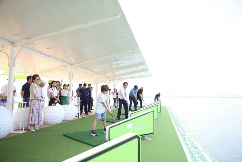 Các đại biểu tham dự thực hiện cú đánh đầu tiên trong nghi lễ First shot. Các đại biểu tham dự thực hiện cú đánh đầu tiên trong nghi lễ First shot.