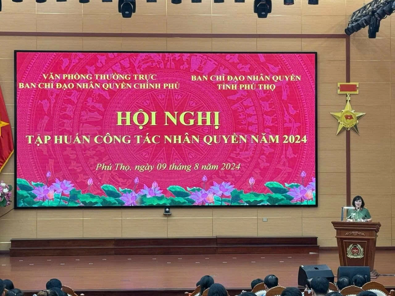 Đại tá Nguyễn Thị Thanh Hương, Trưởng phòng Văn phòng Thường trực về Nhân quyền khẳng định công tác nhân quyền trong thời gian qua. Đại tá Nguyễn Thị Thanh Hương, Trưởng phòng Văn phòng Thường trực về Nhân quyền khẳng định công tác nhân quyền trong thời gian qua.