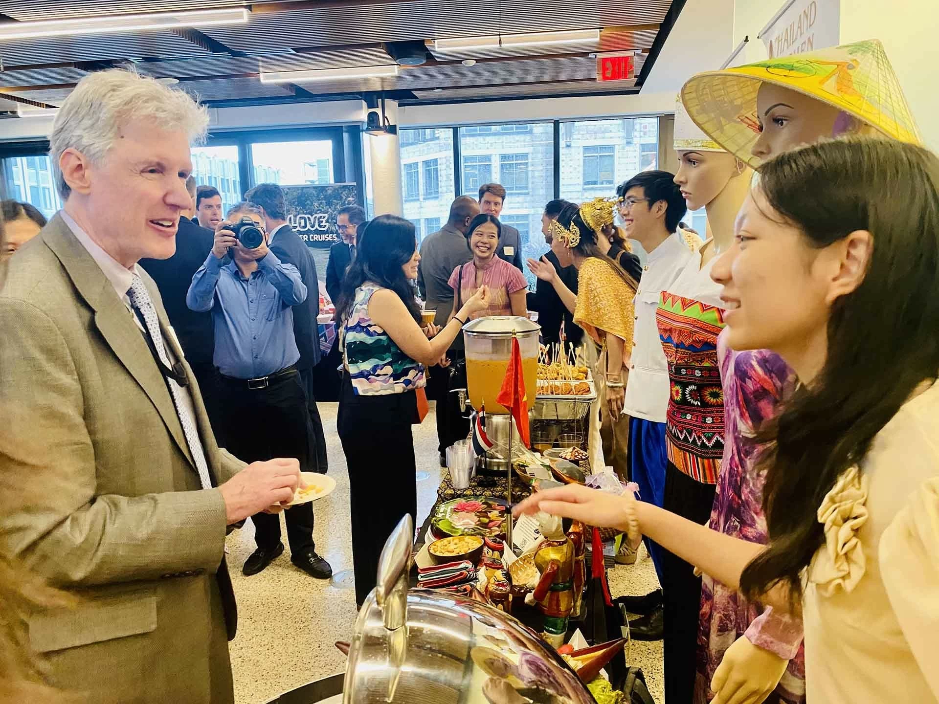 Kỷ niệm Ngày ASEAN 2024 tại Washington DC: Quảng bá vẻ đẹp đất nước, con người Việt Nam Kỷ niệm Ngày ASEAN 2024 tại Washington DC: Quảng bá vẻ đẹp đất nước, con người Việt Nam