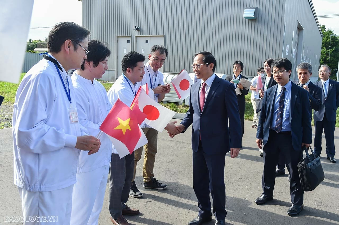 Bộ trưởng Ngoại giao Bùi Thanh Sơn thăm nhà máy Ebetsu của Coop Sapporo tại Hokkaido và giao lưu với thực tập sinh Việt Nam Bộ trưởng Ngoại giao Bùi Thanh Sơn thăm nhà máy Ebetsu của Coop Sapporo tại Hokkaido và giao lưu với thực tập sinh Việt Nam