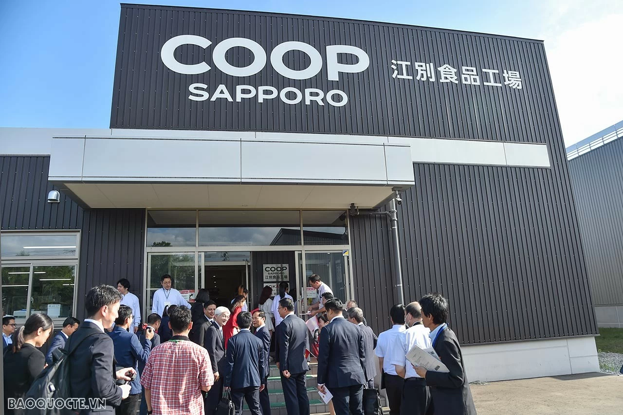 Bộ trưởng Ngoại giao Bùi Thanh Sơn thăm nhà máy Ebetsu của Coop Sapporo tại Hokkaido và giao lưu với thực tập sinh Việt Nam Bộ trưởng Ngoại giao Bùi Thanh Sơn thăm nhà máy Ebetsu của Coop Sapporo tại Hokkaido và giao lưu với thực tập sinh Việt Nam