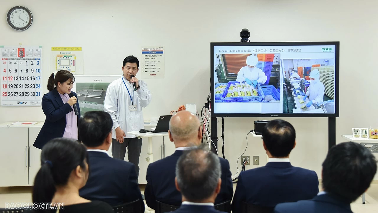 Bộ trưởng Ngoại giao Bùi Thanh Sơn thăm nhà máy Ebetsu của Coop Sapporo tại Hokkaido và giao lưu với thực tập sinh Việt Nam Bộ trưởng Ngoại giao Bùi Thanh Sơn thăm nhà máy Ebetsu của Coop Sapporo tại Hokkaido và giao lưu với thực tập sinh Việt Nam