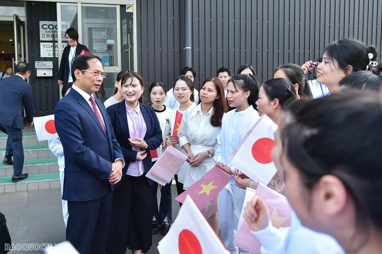 Bộ trưởng Ngoại giao Bùi Thanh Sơn thăm nhà máy Ebetsu của Coop Sapporo tại Hokkaido và giao lưu với thực tập sinh Việt Nam Bộ trưởng Ngoại giao Bùi Thanh Sơn thăm nhà máy Ebetsu của Coop Sapporo tại Hokkaido và giao lưu với thực tập sinh Việt Nam