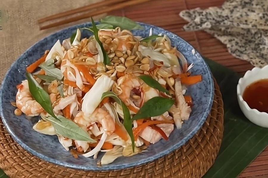 Gỏi mít non trộn tôm thịt. (Nguồn: traveloka) Gỏi mít non trộn tôm thịt. (Nguồn: traveloka)