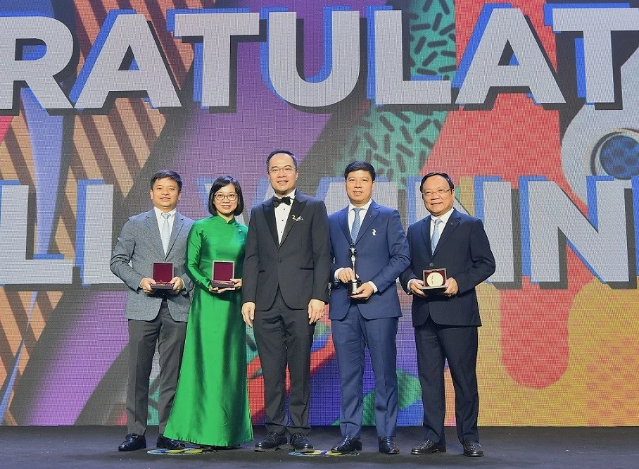 Các đại biểu của Vietcombank chụp ảnh lưu niệm cùng ông William Ng - Tổng Biên tập Tạp chí HR Asia, Chủ tịch Hội đồng đánh giá giải thưởng HRAA. (Nguồn: VCB News) Các đại biểu của Vietcombank chụp ảnh lưu niệm cùng ông William Ng - Tổng Biên tập Tạp chí HR Asia, Chủ tịch Hội đồng đánh giá giải thưởng HRAA. (Nguồn: VCB News)