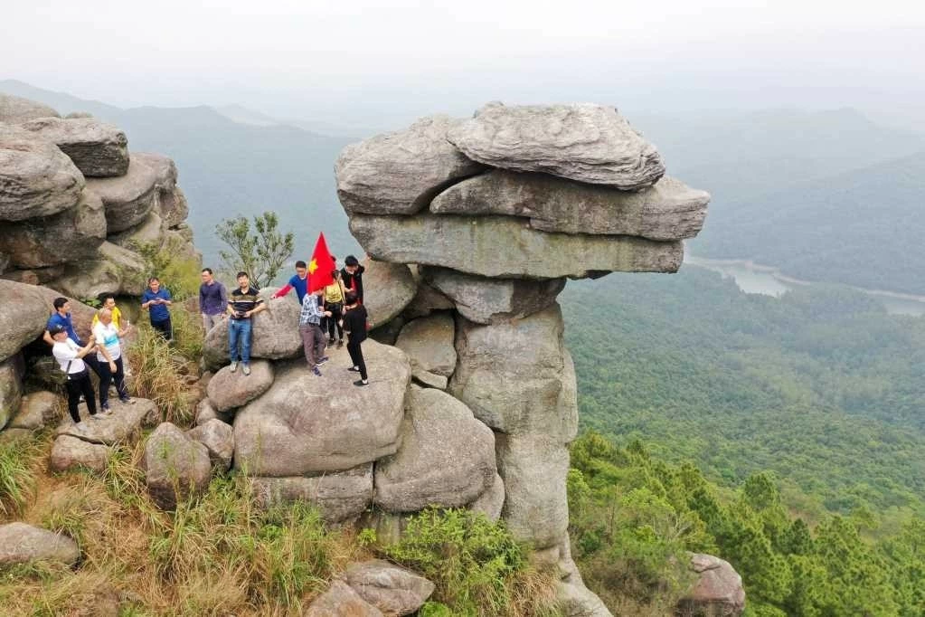 Du lịch Quảng Ninh: Check-in ở núi Đá Chồng - kiệt tác từ ‘bàn tay’ thiên nhiên Du lịch Quảng Ninh: Check-in ở núi Đá Chồng - kiệt tác từ ‘bàn tay’ thiên nhiên