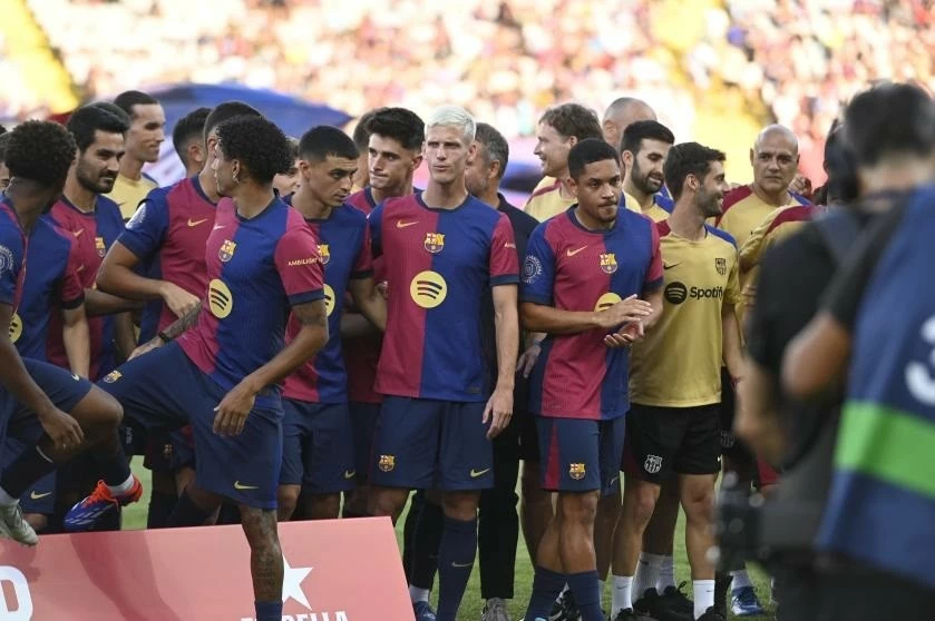 Trước trận giao hữu với AS Monaco, toàn bộ Ban huấn luyện và các cầu thủ Barcelona đã trình diện người hâm mộ. Trước trận giao hữu với AS Monaco, toàn bộ Ban huấn luyện và các cầu thủ Barcelona đã trình diện người hâm mộ.