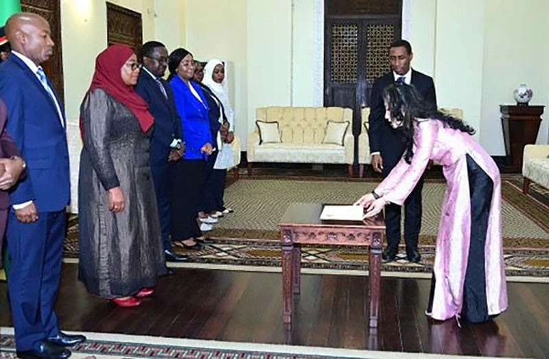 Đại sứ Vũ Thanh Huyền trình Thư ủy nhiệm lên Tổng thống Tanzania Đại sứ Vũ Thanh Huyền trình Thư ủy nhiệm lên Tổng thống Tanzania