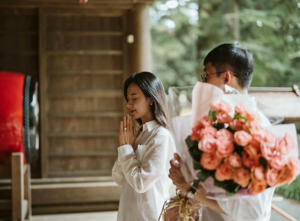 Ánh mắt đặc biệt của doanh nhân Minh Đạt dành cho người vợ diễn viên Midu Ánh mắt đặc biệt của doanh nhân Minh Đạt dành cho người vợ diễn viên Midu