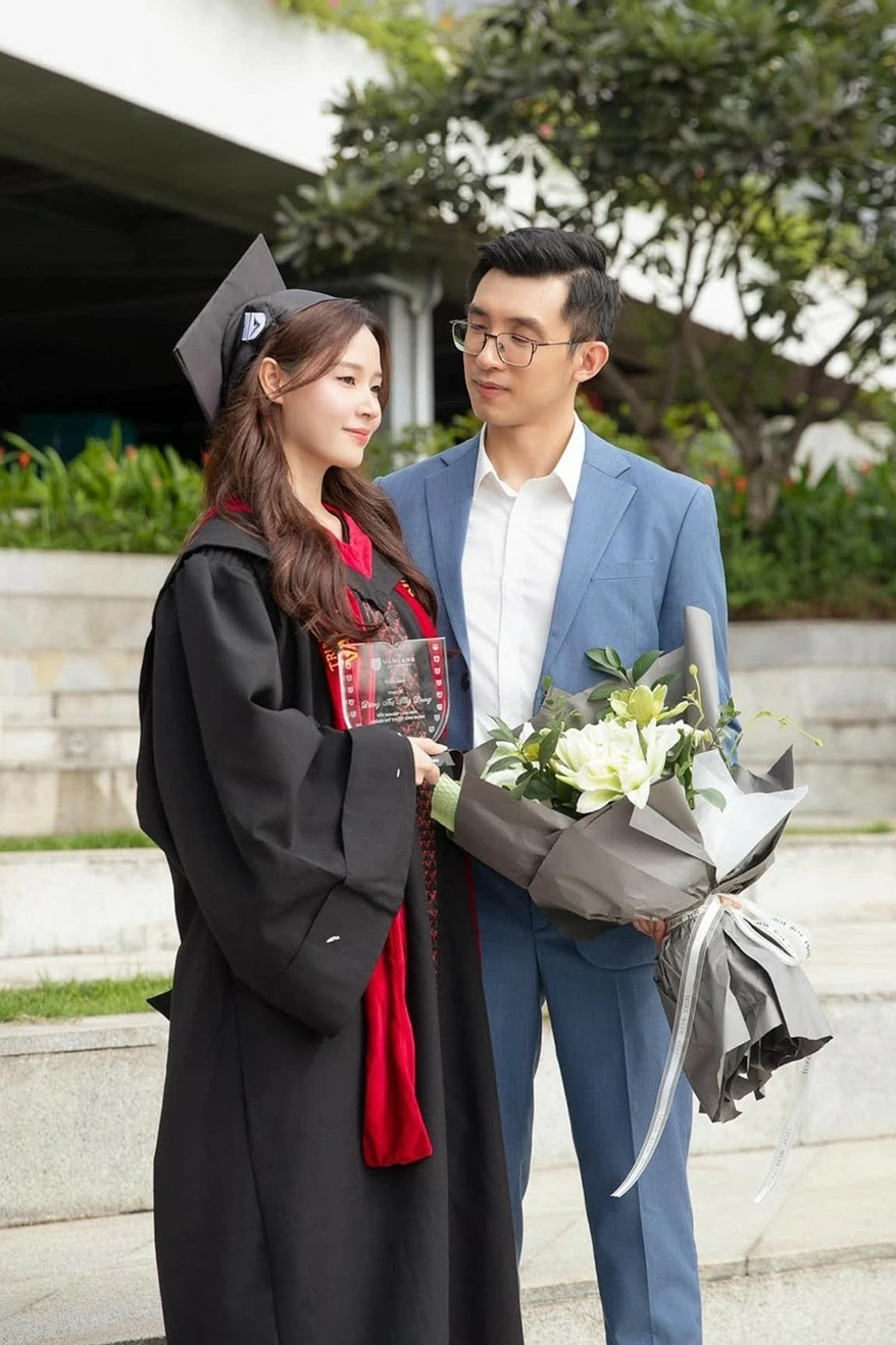 Minh Đạt gây chú ý khi đưa Midu đến Đại học Văn Lang TP. Hồ Chí Minh nhận bằng tốt nghiệp Thạc sĩ Mỹ thuật ứng dụng loại giỏi sáng 11/8. Không chỉ được khen lịch lãm trong bộ suit xanh kèm sơ mi trắng, anh còn trở thành tâm điểm bình luận trên mạng xã hội nhờ cử chỉ ngọt ngào dành cho vợ. Ánh mắt đặc biệt của doanh nhân Minh Đạt dành cho Midu, xứng danh 'tổng tài mê vợ'