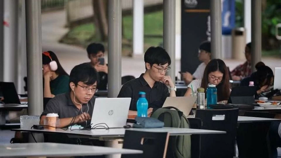 Mặc dù những người trẻ tuổi cho biết họ gặp nhiều căng thẳng trong công việc hơn nhưng cũng có nhiều người cho thấy họ có khả năng chịu đựng áp lực công việc và hài lòng với công việc của mình. Mặc dù những người trẻ tuổi cho biết họ gặp nhiều căng thẳng trong công việc hơn nhưng cũng có nhiều người cho thấy họ có khả năng chịu đựng áp lực công việc và hài lòng với công việc của mình.