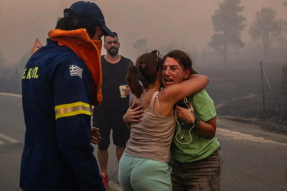 Cháy rừng hoành hành ở Hy Lạp, hàng trăm người dân sơ tán khẩn cấp Cháy rừng hoành hành ở Hy Lạp, hàng trăm người dân sơ tán khẩn cấp