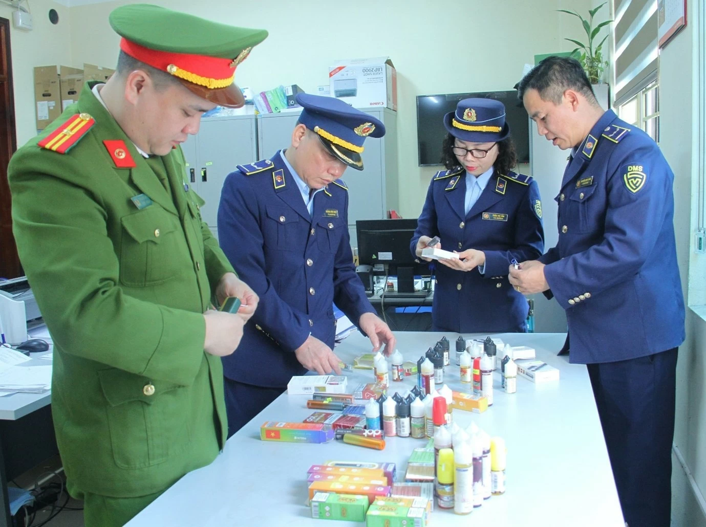 Đội QLTT số1 và Phòng Cảnh sát Điều tra tội phạm về tham nhũng - kinh tế - buôn lậu - môi trường - Công an tỉnh Lào Cai Kiểm tra, tạm giữ lô hàng thuốc lá điện tử và thiết bị tinh dầu thuốc lá điện tử Đội QLTT số1 và Phòng Cảnh sát Điều tra tội phạm về tham nhũng - kinh tế - buôn lậu - môi trường - Công an tỉnh Lào Cai Kiểm tra, tạm giữ lô hàng thuốc lá điện tử và thiết bị tinh dầu thuốc lá điện tử