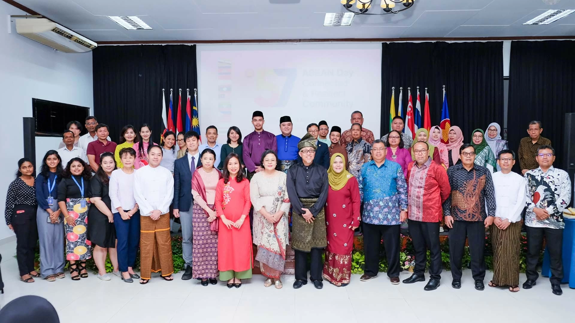 Tập thể đại gia đình ASEAN tại Colombo. Tập thể đại gia đình ASEAN tại Colombo.