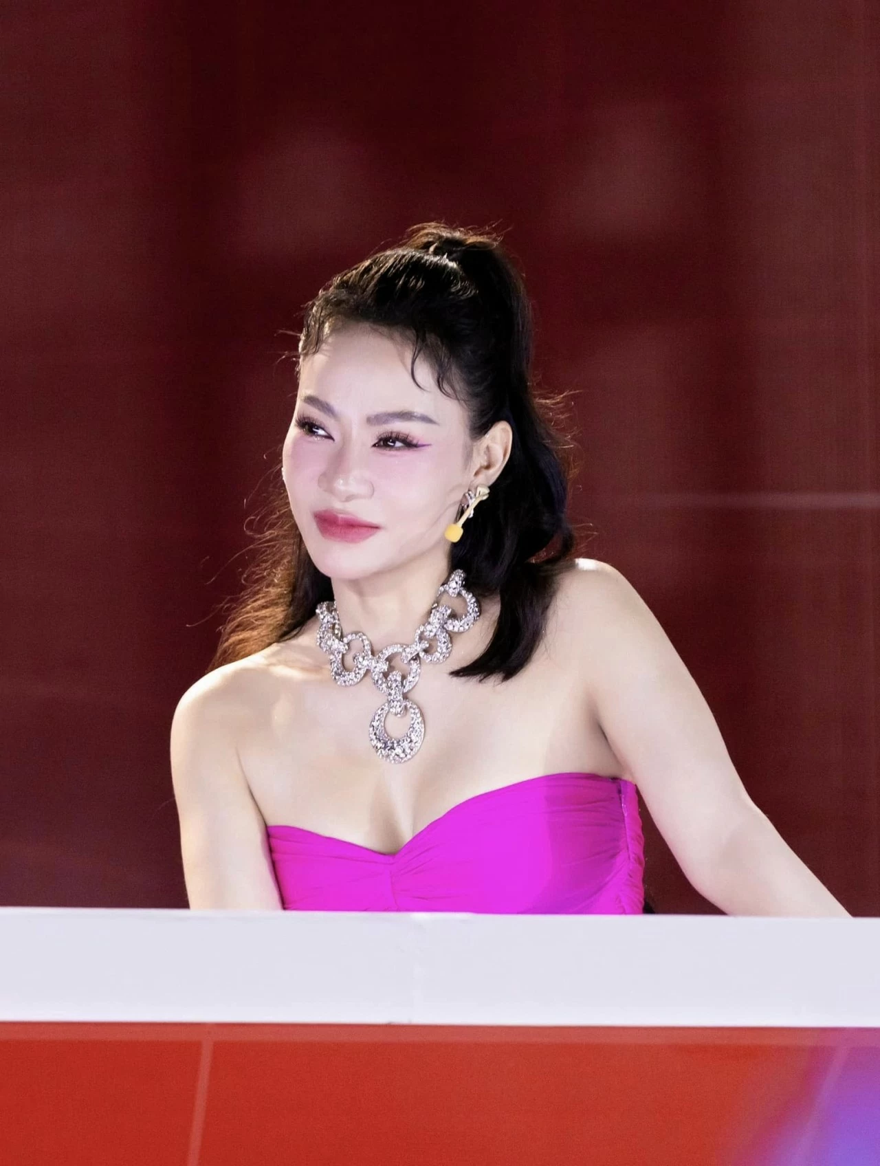 Sao Việt: Hồng Diễm tạo dáng trước biển Sao Việt: Hồng Diễm tạo dáng trước biển