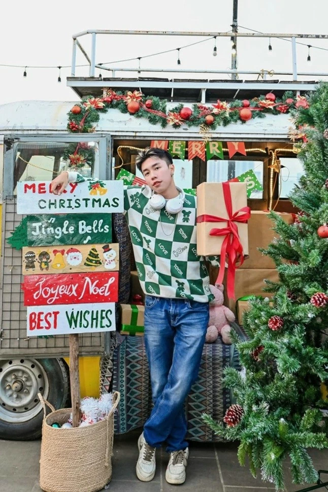 Đi giữa trời rực rỡ: Con trai nghệ sĩ Vân Dung Đi giữa trời rực rỡ: Con trai nghệ sĩ Vân Dung