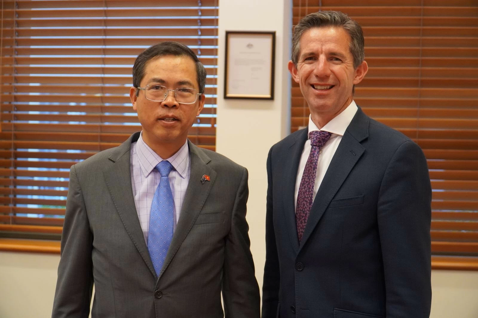 Đại sứ Phạm Hùng Tâm và Bộ trưởng Simon Birmingham. Đại sứ Phạm Hùng Tâm và Bộ trưởng Simon Birmingham.