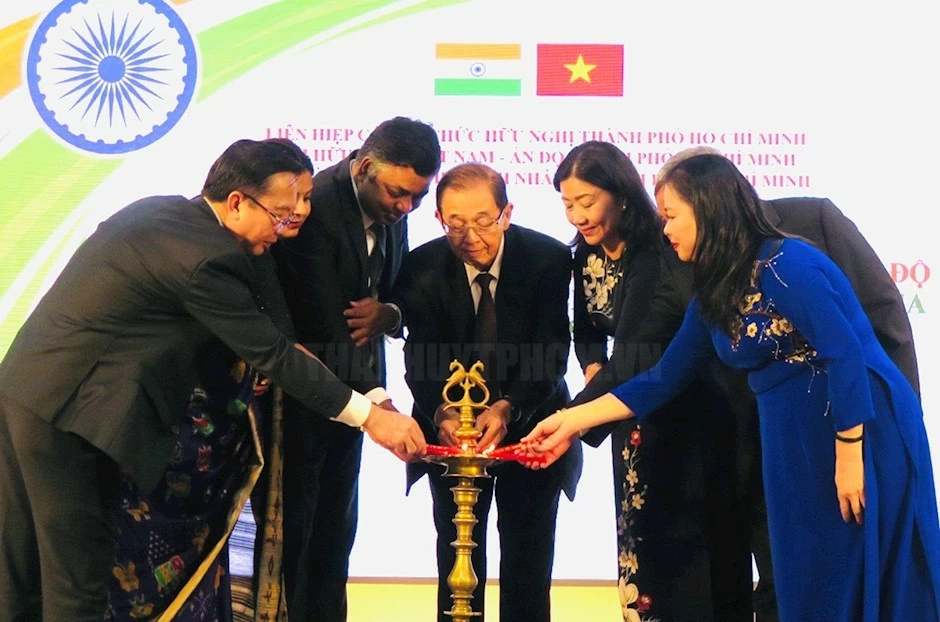 Chủ tịch Hội hữu nghị Việt Nam - Ấn Độ TPHCM Huỳnh Thành Lập và Tổng Lãnh sự Ấn Độ tại TPHCM Madan Mohan Sethi (giữa) chủ trì nghi thức thắp nến tại buổi họp mặt kỷ niệm lần thứ 78 Ngày Độc lập Ấn Độ. (Nguồn: SGGP) Chủ tịch Hội hữu nghị Việt Nam - Ấn Độ TPHCM Huỳnh Thành Lập và Tổng Lãnh sự Ấn Độ tại TPHCM Madan Mohan Sethi (giữa) chủ trì nghi thức thắp nến tại buổi họp mặt kỷ niệm lần thứ 78 Ngày Độc lập Ấn Độ. (Nguồn: SGGP)