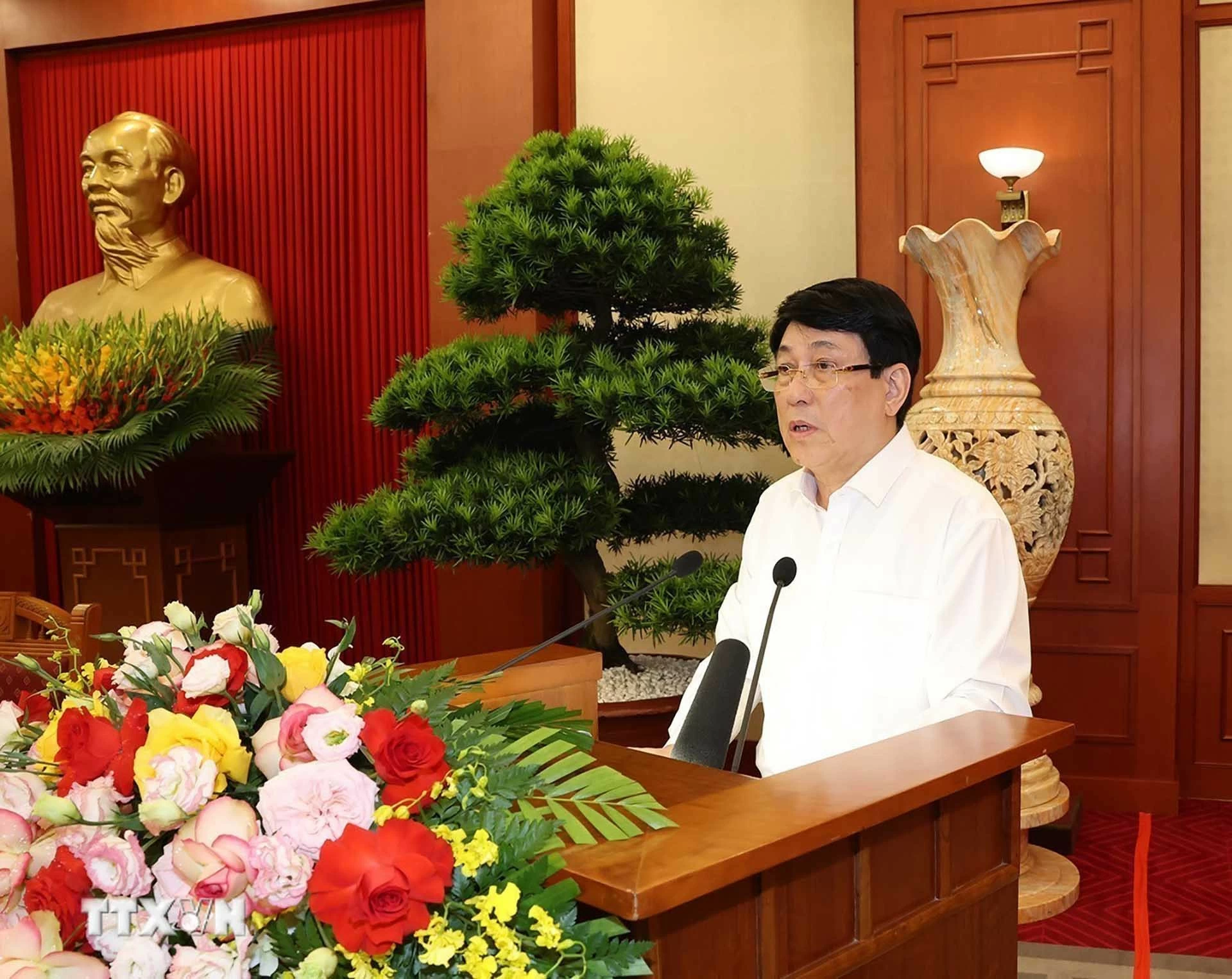 Thường trực Ban Bí thư Lương Cường trình bày báo cáo tại hội nghị. (Nguồn: TTXVN) Thường trực Ban Bí thư Lương Cường trình bày báo cáo tại hội nghị. (Nguồn: TTXVN)