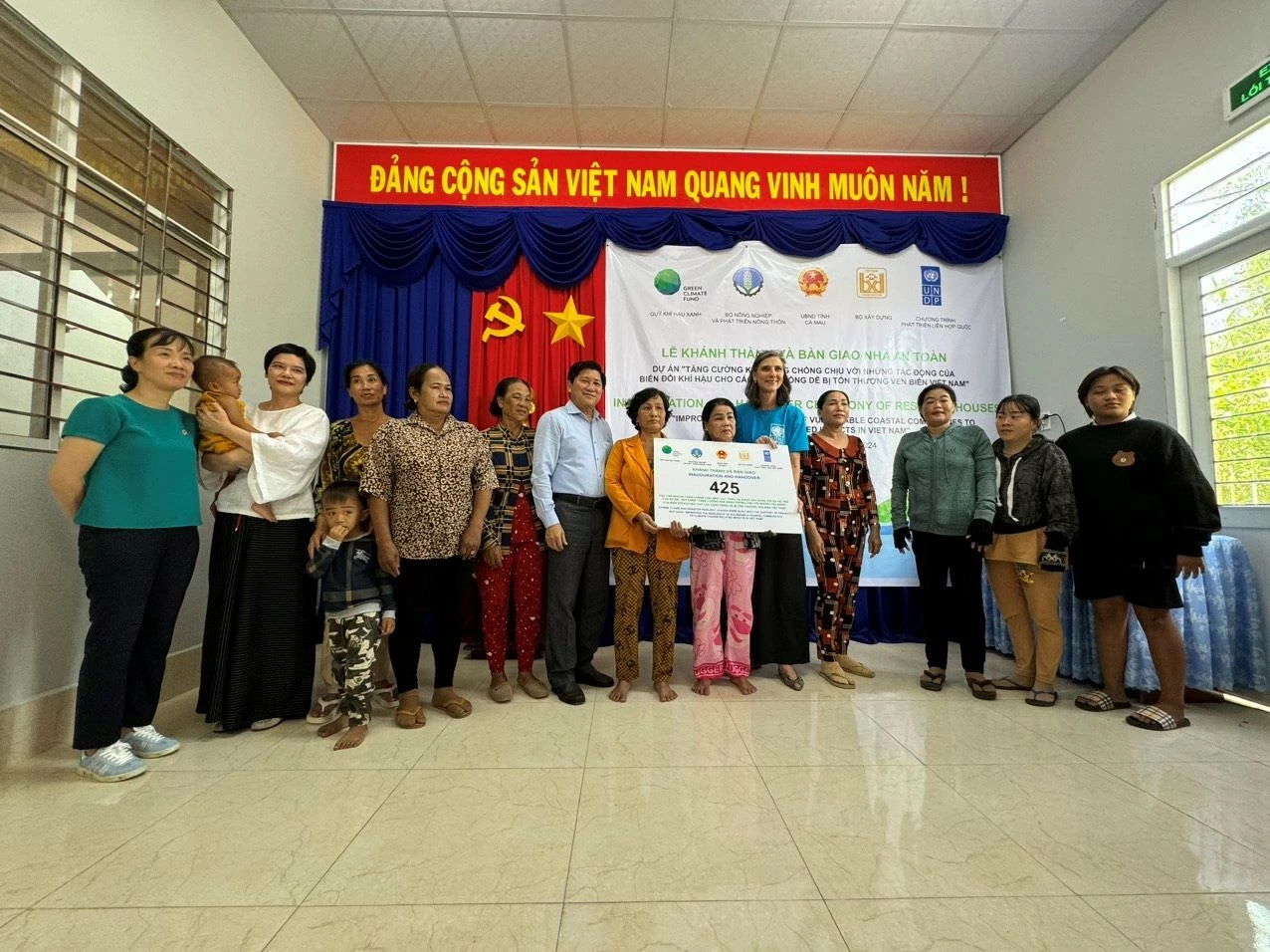 Lễ bàn giao được tổ chức tại xã Khánh Lâm, huyện U Minh, với sự tham dự của các đại diện Ủy ban Nhân dân tỉnh Cà Mau, chính quyền địa phương và các hộ dân hưởng lợi. (Nguồn: UNDP) Lễ bàn giao được tổ chức tại xã Khánh Lâm, huyện U Minh, với sự tham dự của các đại diện Ủy ban Nhân dân tỉnh Cà Mau, chính quyền địa phương và các hộ dân hưởng lợi. (Nguồn: UNDP)