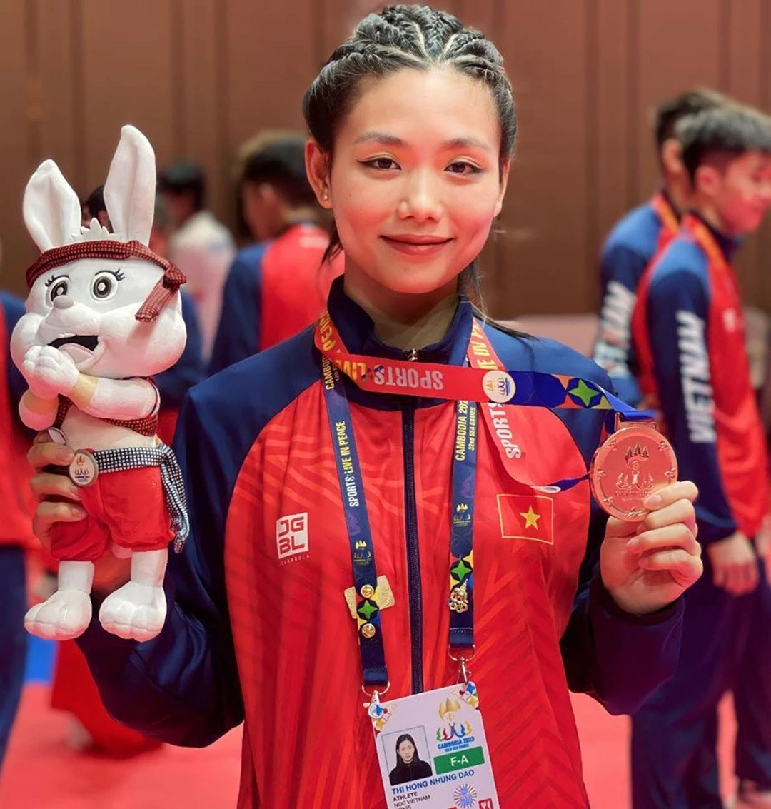 Hoa hậu Du lịch Bản sắc Việt Nam 2024: VĐV võ gậy Đào Thị Hồng Nhung giành giải phụ Người đẹp thể thao Hoa hậu Du lịch Bản sắc Việt Nam 2024: VĐV võ gậy Đào Thị Hồng Nhung giành giải phụ Người đẹp thể thao