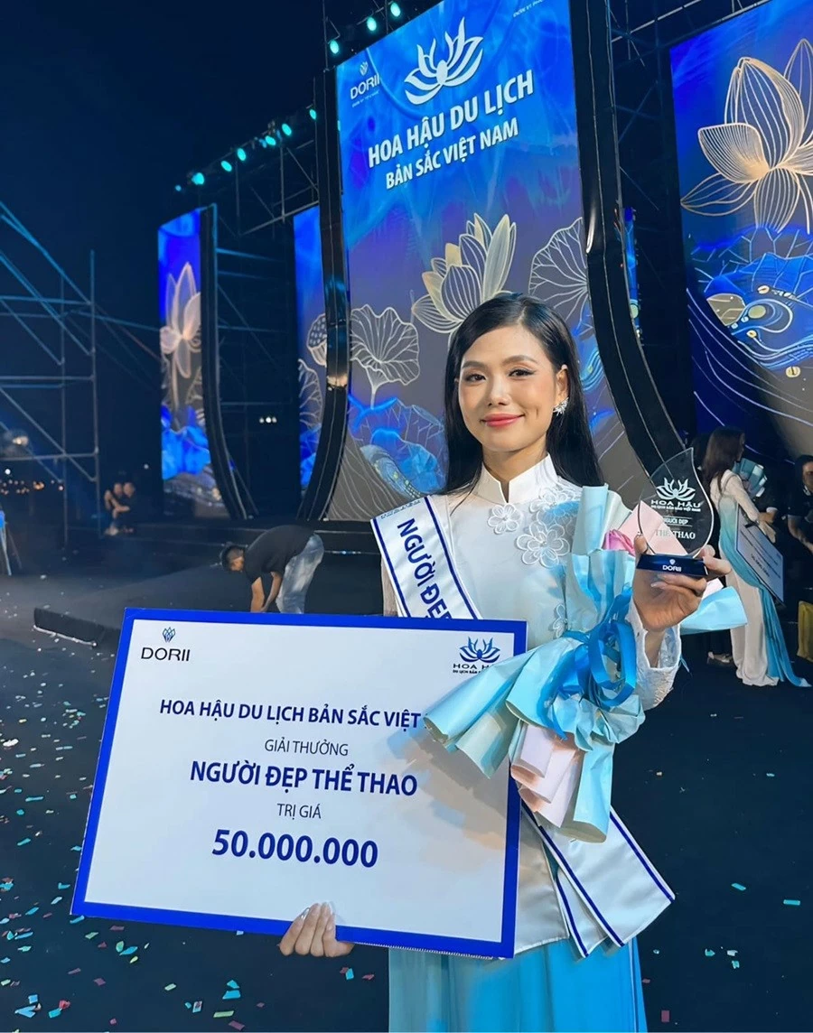 Đào Thị Hồng Nhung, sinh năm 1999, là hot girl làng võ Việt Nam ở môn pencak silat và võ gậy. Gần đây, cô gây chú ý khi tham gia cuộc thi Hoa hậu Du lịch Bản sắc Việt Nam và lọt vào top 30. Bên cạnh đó, Hồng Nhung còn đoạt giải phụ Người đẹp thể thao với phần thưởng trị giá 50 triệu đồng. Đào Thị Hồng Nhung, sinh năm 1999, là hot girl làng võ Việt Nam ở môn pencak silat và võ gậy. Gần đây, cô gây chú ý khi tham gia cuộc thi Hoa hậu Du lịch Bản sắc Việt Nam và lọt vào top 30. Bên cạnh đó, Hồng Nhung còn đoạt giải phụ Người đẹp thể thao với phần thưởng trị giá 50 triệu đồng.