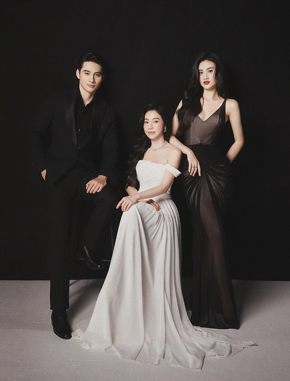 Hoa hậu Ý Nhi tranh thủ thực hiện bộ hình thời trang cùng Nam vương Tuấn Ngọc và CEO Phạm Kim Dung trong thời gian về Việt Nam nghỉ Hè. Đây là lần hiếm hoi Miss World Vietnam và Mr World Vietnam hợp tác trong dự án thời trang. Hoa hậu Ý Nhi tranh thủ thực hiện bộ hình thời trang cùng Nam vương Tuấn Ngọc và CEO Phạm Kim Dung trong thời gian về Việt Nam nghỉ Hè. Đây là lần hiếm hoi Miss World Vietnam và Mr World Vietnam hợp tác trong dự án thời trang.