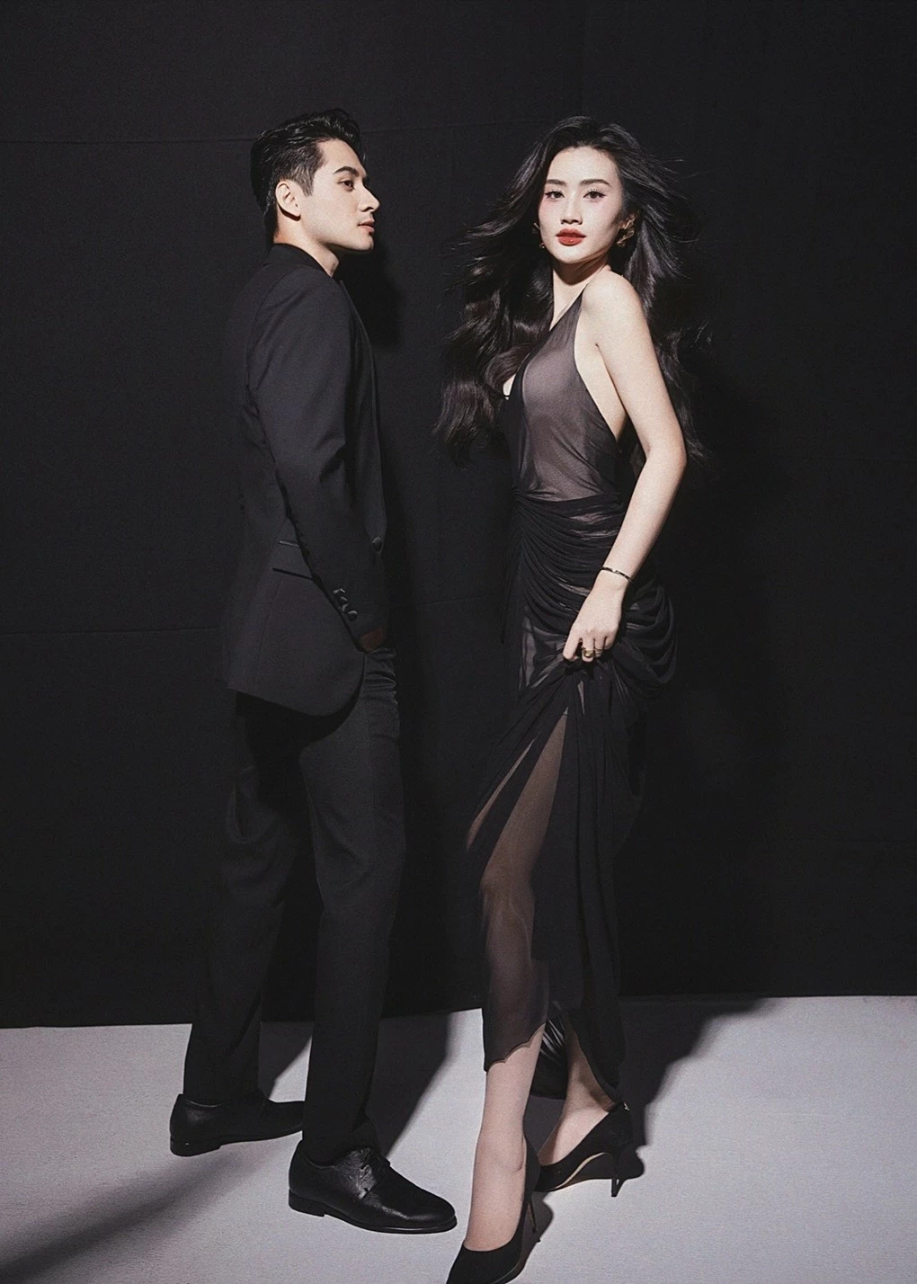 Ý Nhi khoe dáng mảnh mai, đường cong quyến rũ với chiếc đầm xuyên thấu của NTK Hà Thanh Việt. Trang phục lấy tông đen chủ đạo, được nhà thiết kế sử dụng lớp lót màu nude dưới chất liệu voan mỏng để tạo vẻ nửa kín nửa hở. Ý Nhi khoe dáng mảnh mai, đường cong quyến rũ với chiếc đầm xuyên thấu của NTK Hà Thanh Việt. Trang phục lấy tông đen chủ đạo, được nhà thiết kế sử dụng lớp lót màu nude dưới chất liệu voan mỏng để tạo vẻ nửa kín nửa hở.