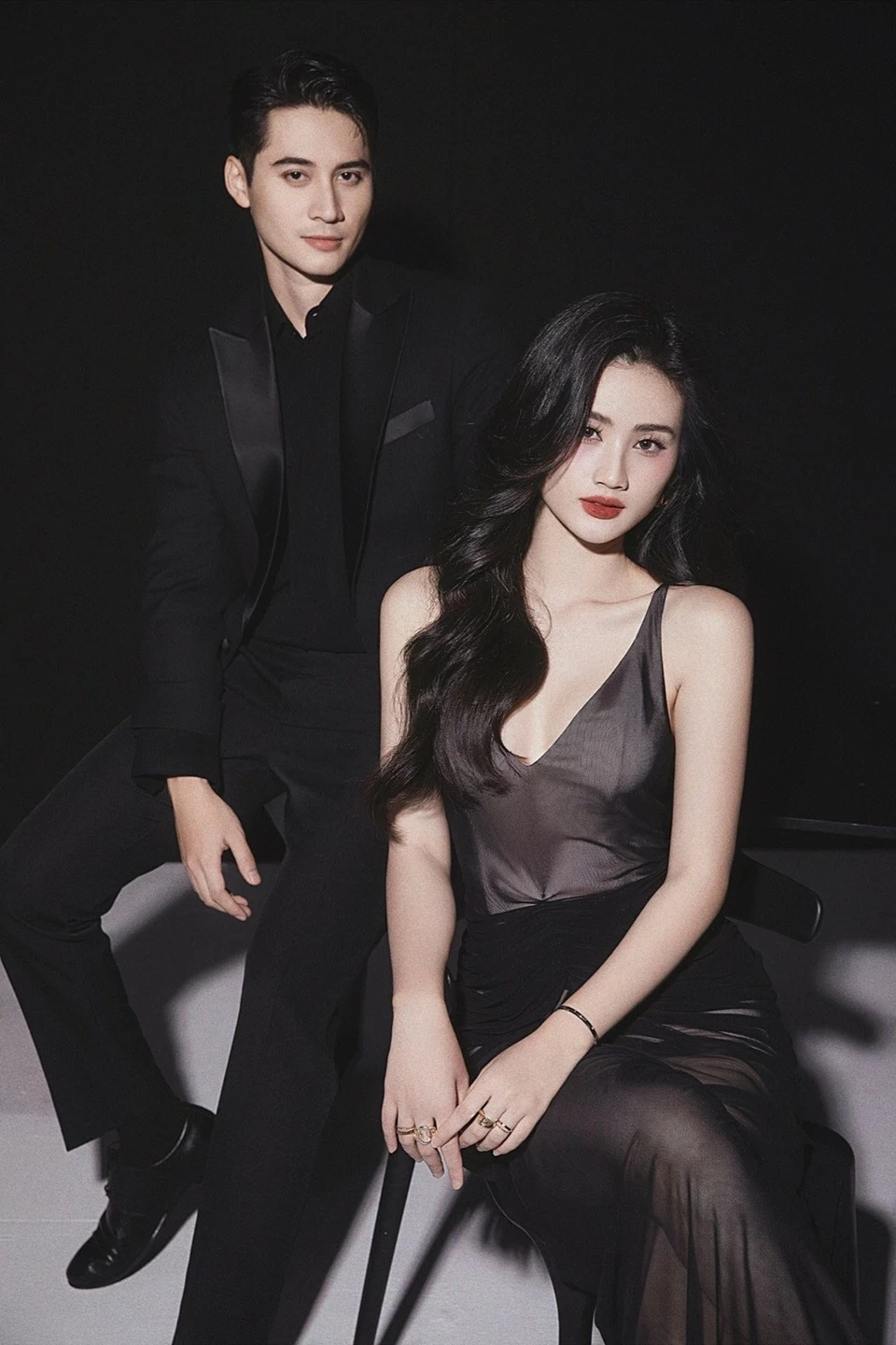 Thiết kế có kiểu dáng đơn giản nhưng giúp Ý Nhi tôn xương quai xanh mảnh mai. Thiết kế có kiểu dáng đơn giản nhưng giúp Ý Nhi tôn xương quai xanh mảnh mai.