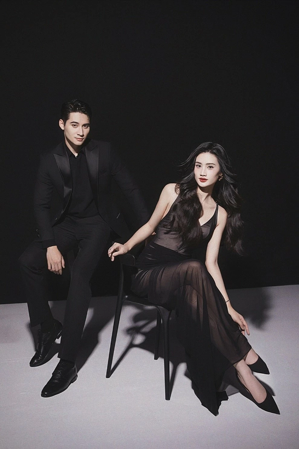 Người đẹp kết hợp cùng kiểu tóc xoăn sóng và lối trang điểm môi đỏ quyến rũ. Đây cũng là lần hiếm hoi Ý Nhi thử phong cách quyến rũ, trưởng thành sau đăng quang. Người đẹp kết hợp cùng kiểu tóc xoăn sóng và lối trang điểm môi đỏ quyến rũ. Đây cũng là lần hiếm hoi Ý Nhi thử phong cách quyến rũ, trưởng thành sau đăng quang.