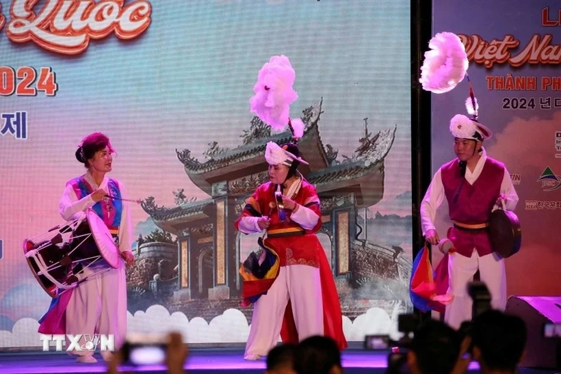 Đoàn nghệ thuật Hàn Quốc biểu diễn giao lưu. (Ảnh: Trần Lê Lâm/TTXVN) Đoàn nghệ thuật Hàn Quốc biểu diễn giao lưu. (Ảnh: Trần Lê Lâm/TTXVN)