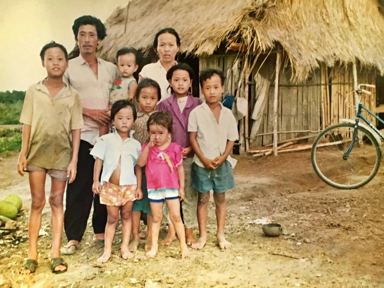 Bức ảnh chụp đầy đủ thành viên gia đình chị Kim Hoa trước khi chị được cho đi. Ảnh: Nhân vật cung cấp Bức ảnh chụp đầy đủ thành viên gia đình chị Kim Hoa trước khi chị được cho đi. Ảnh: Nhân vật cung cấp