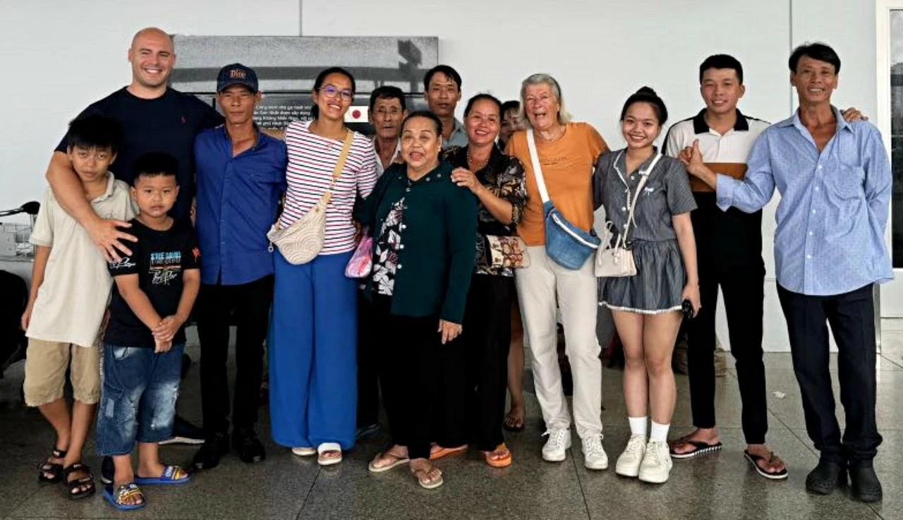 Chị Kim Hoa (người thứ 5 từ trái sang) chụp ảnh lưu niệm cùng người thân sau khi có buổi đoàn tụ đầy cảm xúc. Ảnh: Nhân vật cung cấp Chị Kim Hoa (người thứ 5 từ trái sang) chụp ảnh lưu niệm cùng người thân sau khi có buổi đoàn tụ đầy cảm xúc. Ảnh: Nhân vật cung cấp