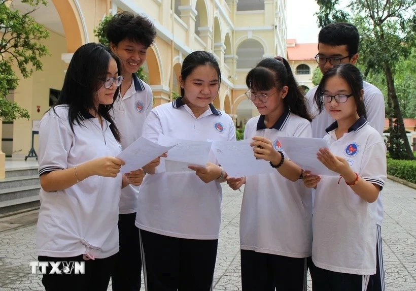 Các thí sinh trao đổi thông tin trước khi làm thủ tục dự thi Tốt nghiệp Trung học phổ thông (Ảnh: Hữu Chí/TTXVN) Các thí sinh trao đổi thông tin trước khi làm thủ tục dự thi Tốt nghiệp Trung học phổ thông (Ảnh: Hữu Chí/TTXVN)