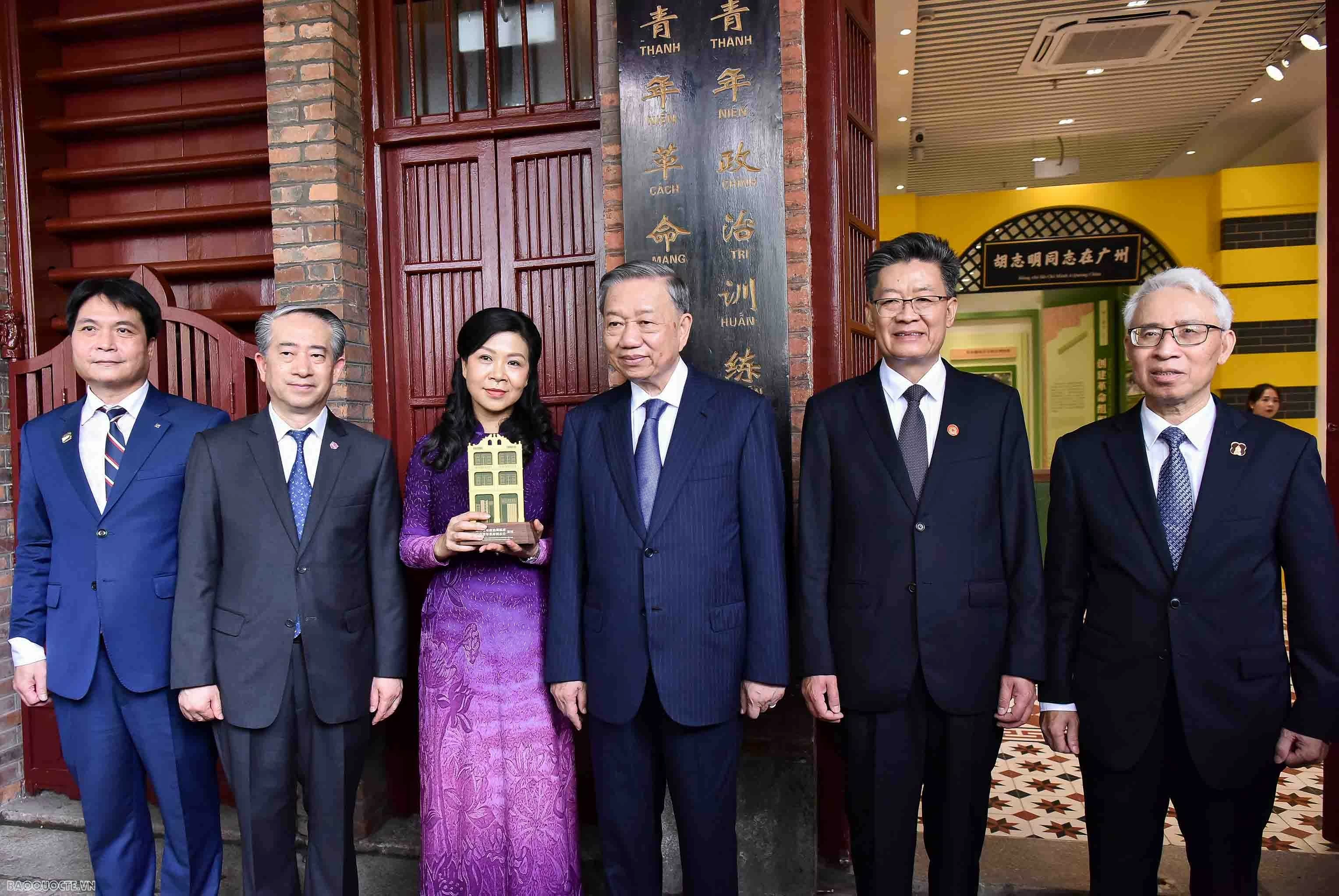 Tổng Bí thư, Chủ tịch nước Tô Lâm và Phu nhân dâng hoa tại mộ liệt sĩ Phạm Hồng Thái, thăm Di tích Trụ sở Hội Việt Nam Cách mạng Thanh niên Tổng Bí thư, Chủ tịch nước Tô Lâm và Phu nhân dâng hoa tại mộ liệt sĩ Phạm Hồng Thái, thăm Di tích Trụ sở Hội Việt Nam Cách mạng Thanh niên